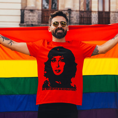 Man wearing Gllamazon's Cher Guevara T-shirt.