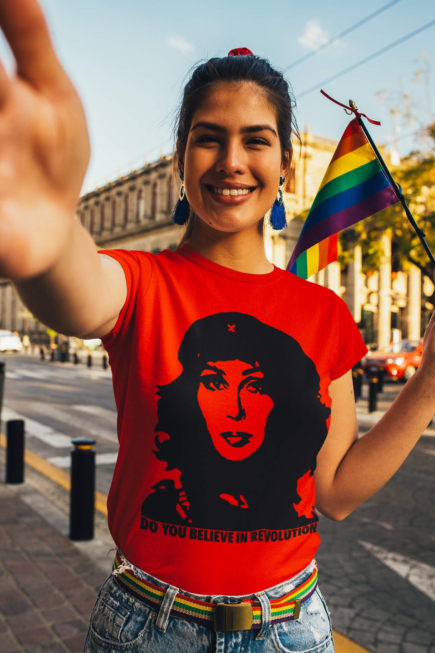 Woman wearing Gllamazon's Cher Guevara T-shirt.